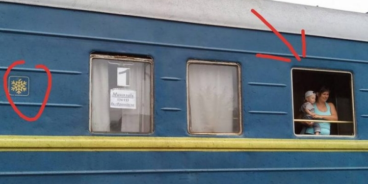 В поезде “Николаев-Ивано-Франковск”, чтобы спастись от жары, пассажиры сняли окна и развесили мокрые простыни в проходах вагона