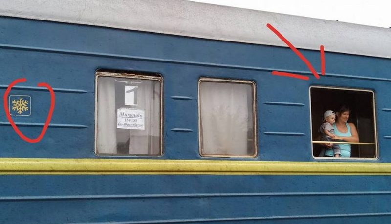 В поезде "Николаев-Ивано-Франковск", чтобы спастись от жары, пассажиры сняли окна и развесили мокрые простыни в проходах вагона 1