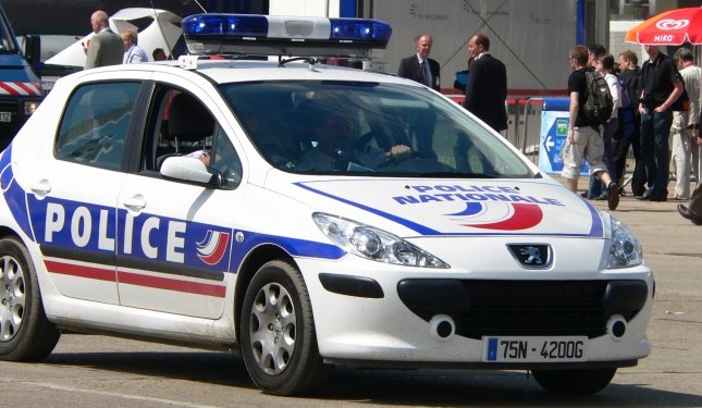 Люди в масках обстреляли толпу возле мечети во Франции