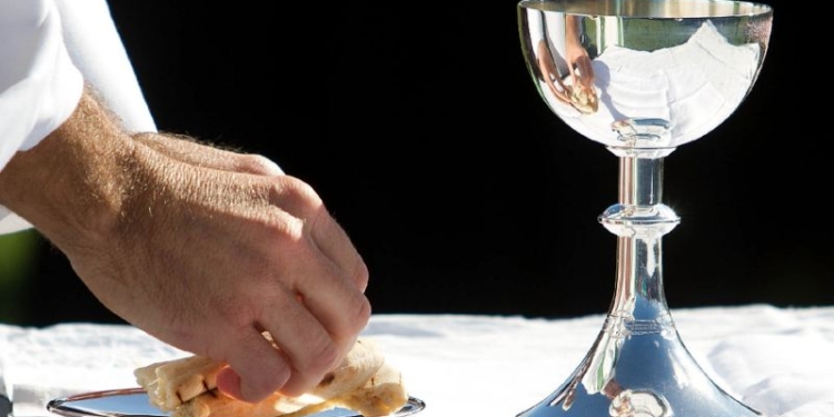 Рекомендация Ватикана: причащаться хлебом без глютена нельзя, а продуктами с ГМО – можно