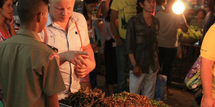 Жуки, сверчки, гусеницы. Люди едят около 2 тыс. видов насекомых