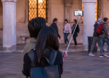 Для борьбы с мусором в Милане до средины августа запретили селфи-палки, фейерверки, напитки в жестяных банках и уличный фаст-фуд