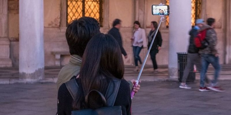 Для борьбы с мусором в Милане до средины августа запретили селфи-палки, фейерверки, напитки в жестяных банках и уличный фаст-фуд