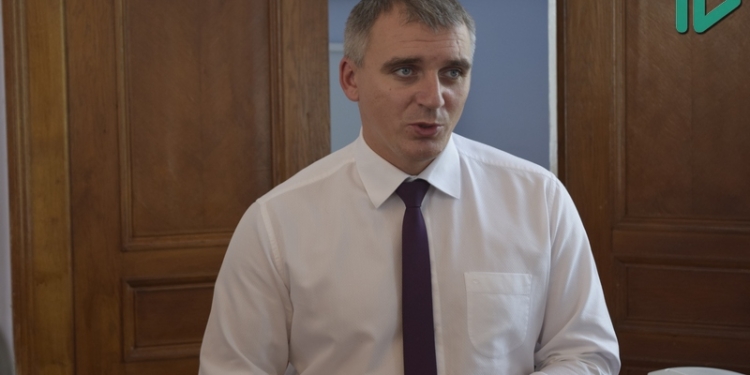 Сенкевич не рассматривает вручение ему протоколов о коррупции в свете борьбы АП с Садовым, но не исключает такой вариант