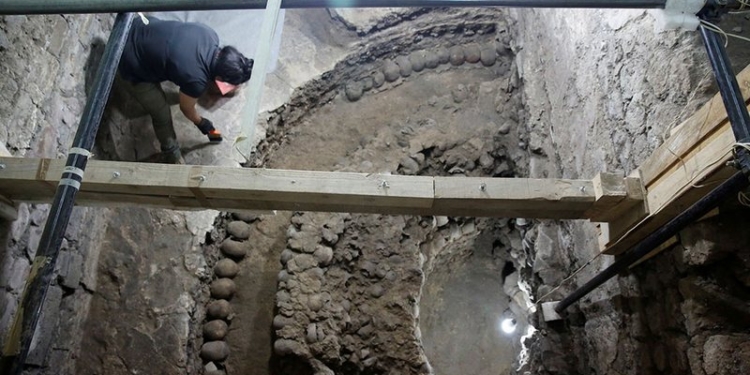 В Мехико археологи обнаружили башню из черепов