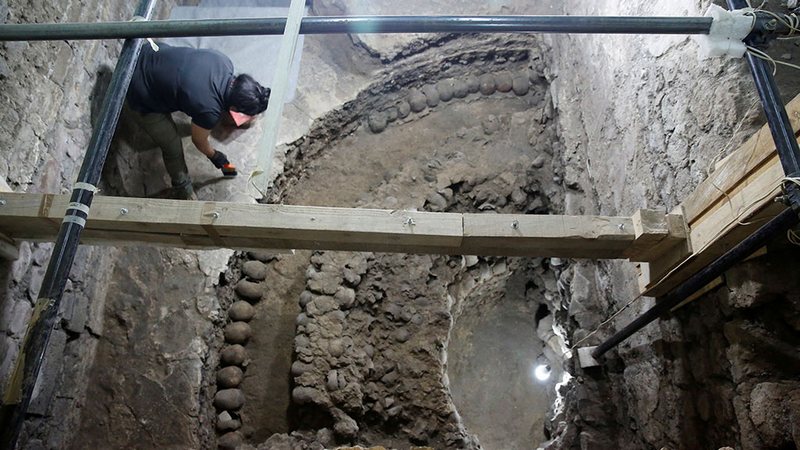 В Мехико археологи обнаружили башню из черепов 3