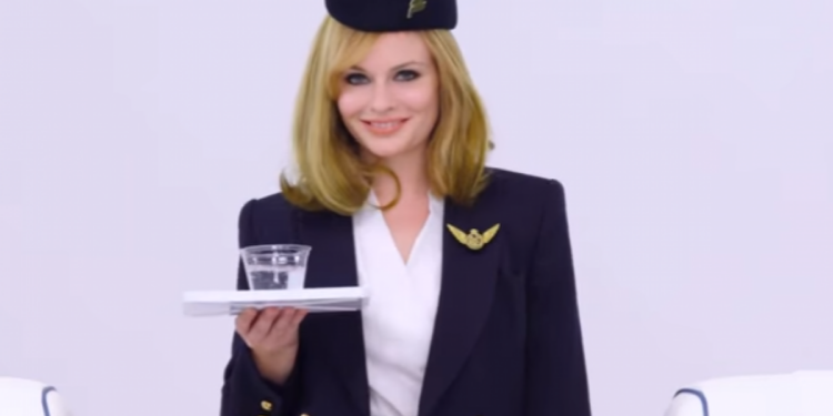 Прошлый век. Какими были стюардессы на заре гражданской авиации, как менялась их форма за почти 100 лет