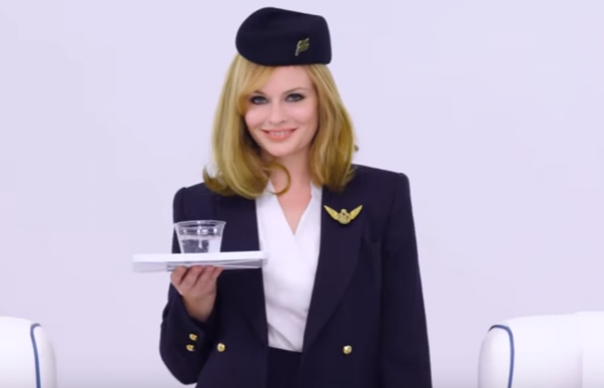 Прошлый век. Какими были стюардессы на заре гражданской авиации, как менялась их форма за почти 100 лет