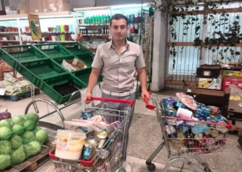 Общественники обнаружили в николаевском супермаркете “горы просрочки” и несвежее мясо