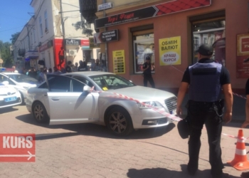 В центре Ивано-Франковска расстреляли машину местного бизнесмена