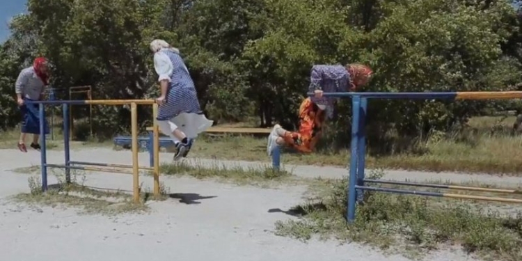 В Николаеве “бабушки” вышли на турники, чтобы подвигнуть власть выполнить обещания о “трассе здоровья”