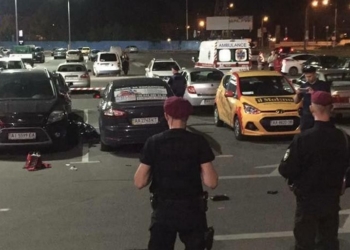 В Киеве на парковке возле ТРЦ расстреляли из автомата мужчину