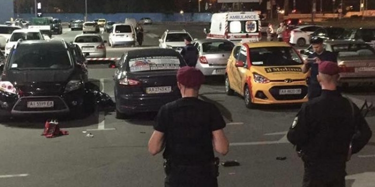 В Киеве на парковке возле ТРЦ расстреляли из автомата мужчину