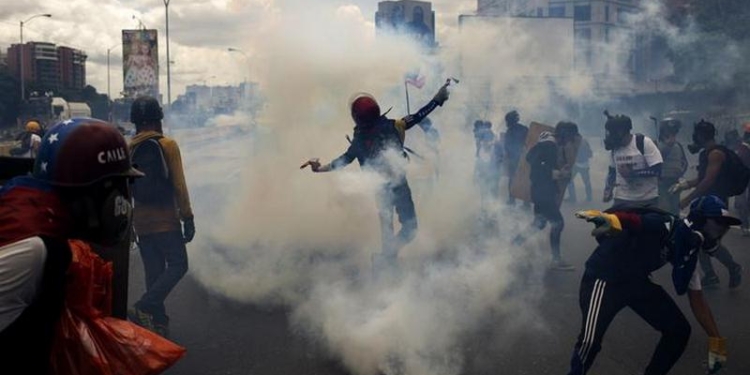 За три месяца протестов в Венесуэле погибло уже почти 90 человек