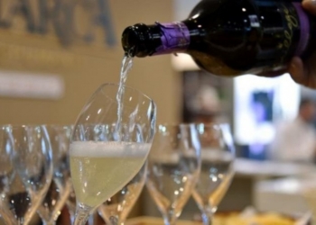 Вино и чипсы: итальянский священник решил, что в борьбе за паству все средства хороши