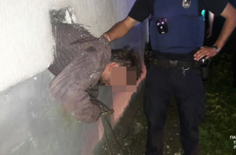 Во Львове вор-неудачник застрял в вентиляционной шахте