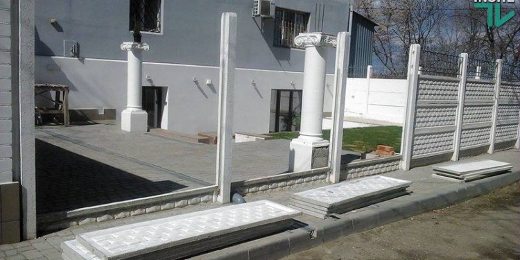 Николаевский депутат Апанасенко обещает заменить скандальный бетонный забор – на велопрокат и кафе