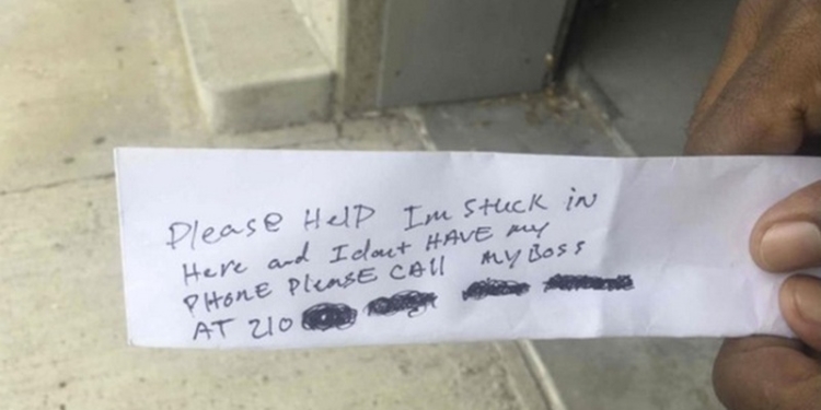 Несколько часов застрявший в банкомате рабочий взывал о помощи: его просьбы о помощи принимали за розыгрыш