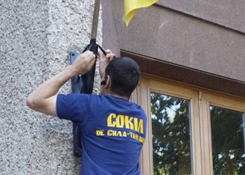 В Николаеве «свободовцы» объявили траур по потерям на фронте, повязав черные ленточки на флагштоках и двери кабинета мэра