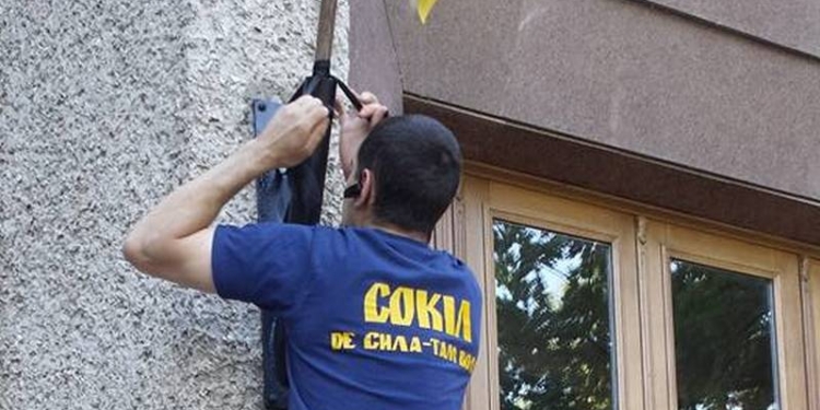 В Николаеве «свободовцы» объявили траур по потерям на фронте, повязав черные ленточки на флагштоках и двери кабинета мэра