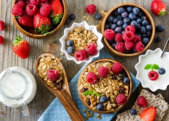 Вкусно и полезно: диетологи назвали идеальной летний завтрак