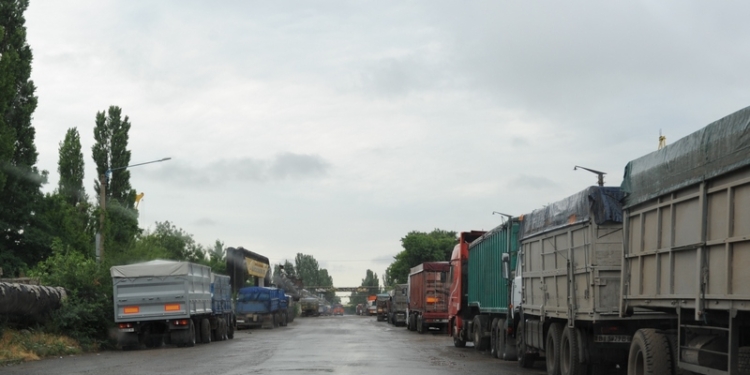 Кто забил Николаев зерновозами. По следам фейсбучной активности министра инфраструктуры