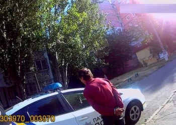 В Николаеве пара прохожих задержали грабителя, который при них пытался ограбить женщину