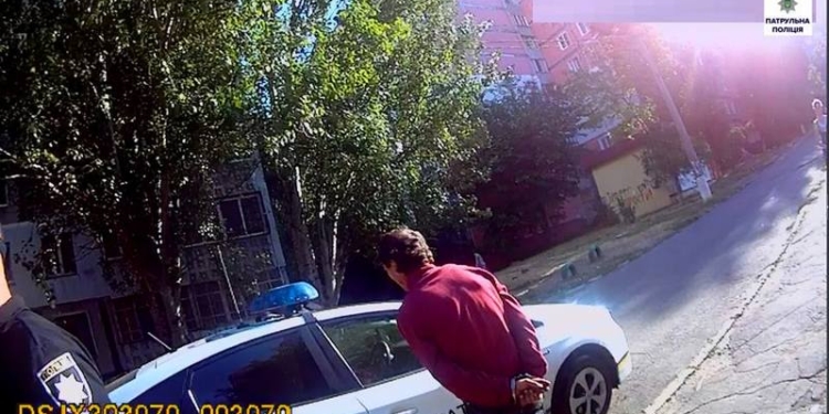 В Николаеве пара прохожих задержали грабителя, который при них пытался ограбить женщину