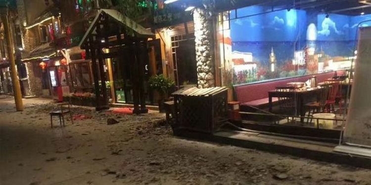 В Китае произошло мощное землетрясение – погибли пять туристов, десятки человек ранены