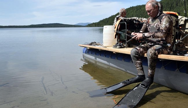 С журавлями уже скучно – Путин 2 часа гонялся за щукой, пиарщики в восторге