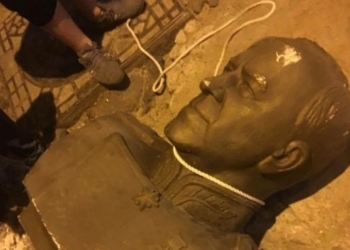 Как в Одессе бюст Жукова с постамента снимали: появилось видео