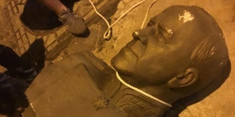 Как в Одессе бюст Жукова с постамента снимали: появилось видео