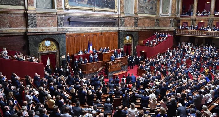 Побороть кумовство и восстановить веру людей в политику: во Франции парламентарии сами себе запретили брать на работу родных