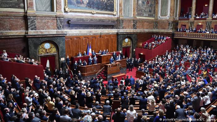 Побороть кумовство и восстановить веру людей в политику: во Франции парламентарии сами себе запретили брать на работу родных 1