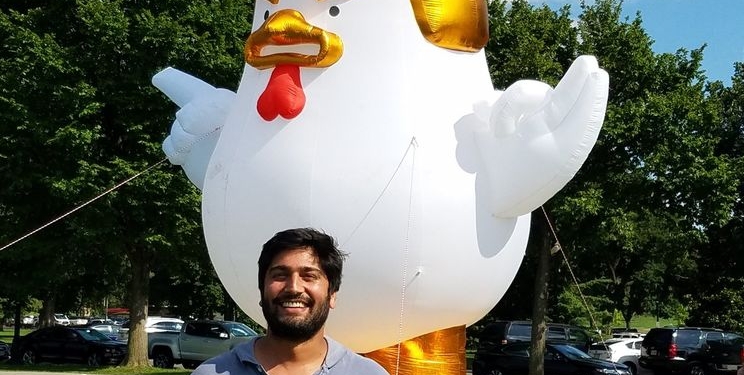 У Белого дома установили гигантскую надувную курицу с прической президента США Дональда Трампа