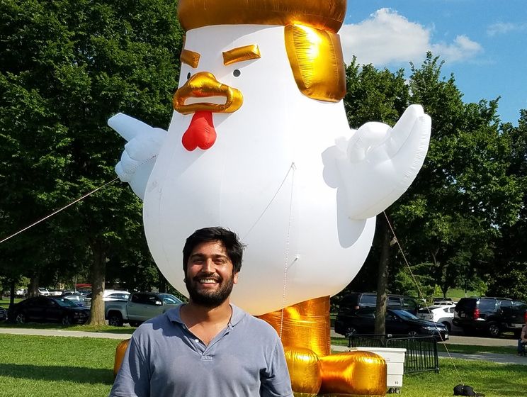 У Белого дома установили гигантскую надувную курицу с прической президента США Дональда Трампа 1