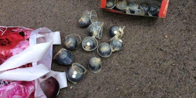 В Николаеве патрульные задержали 19-летнюю неместную «закладчицу» с ацетилированным опием, расфасованным в презервативы