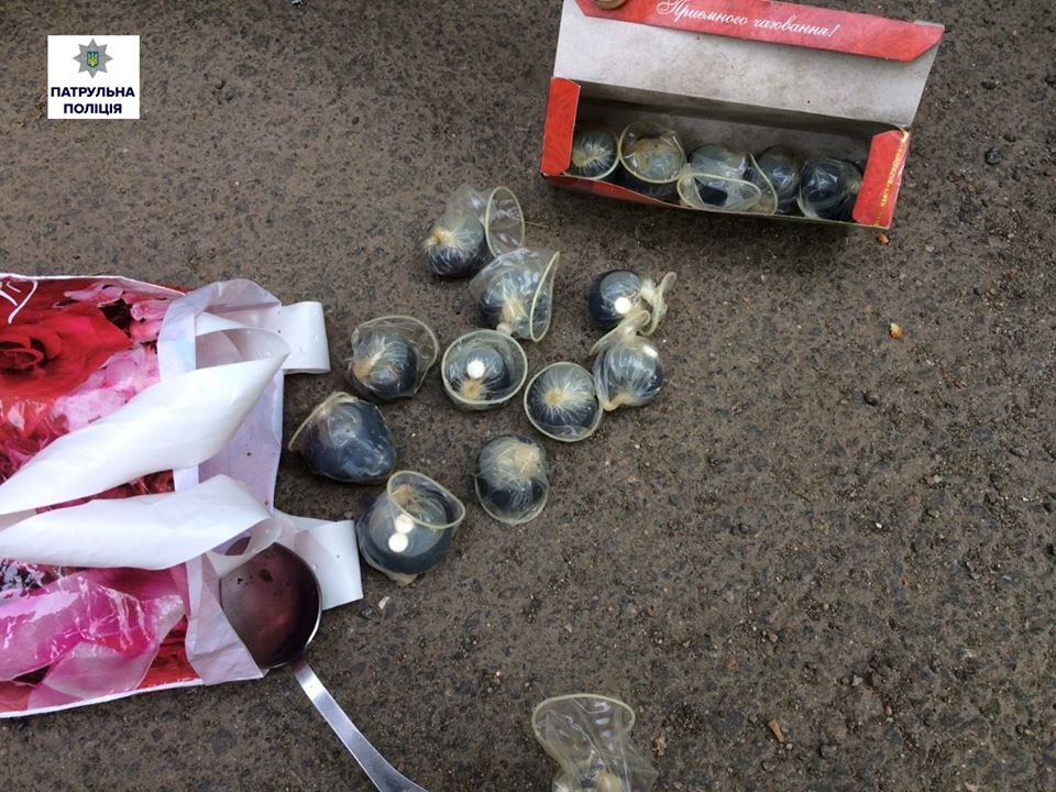 В Николаеве патрульные задержали 19-летнюю неместную «закладчицу» с ацетилированным опием, расфасованным в презервативы 1