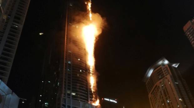 В Дубае загорелся небоскреб, одно из самых высоких жилых зданий в мире - Marina Torch 1