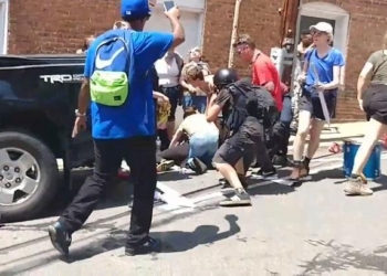 В США националист на машине врезался в толпу людей, протестующих против их действий, – есть погибшие и раненые