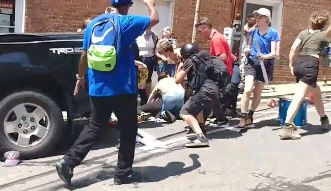 В США националист на машине врезался в толпу людей, протестующих против их действий, – есть погибшие и раненые