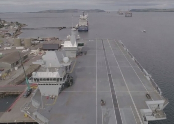 Было ветрено: коптер, случайно посаженный фотографом-любителем на новый авианосец Queen Elizabeth, остался незамеченным