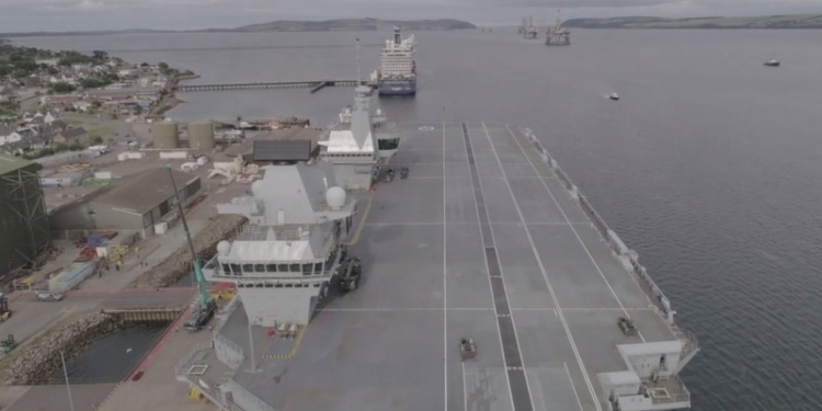 Было ветрено: коптер, случайно посаженный фотографом-любителем на новый авианосец Queen Elizabeth, остался незамеченным