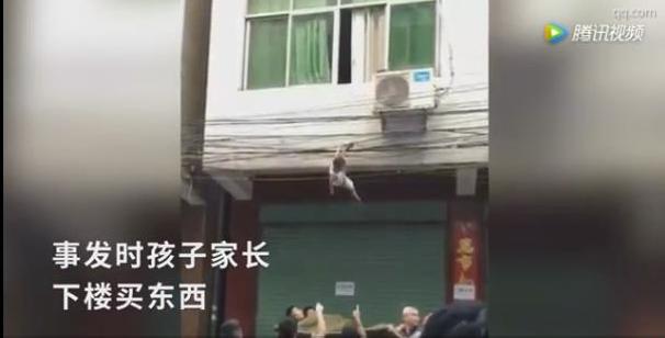 В Китае ребенка, выпавшего из окна, спасли… провода 1