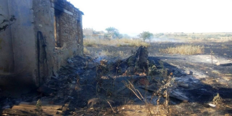 В Снигиревском районе пожар, уничтоживший один жилой дом и угрожавший еще 5, спасателям помогали тушить работники исправительной колонии