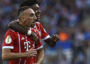 Еще б за хвостик ее дернул! Игрок «Баварии» развязал шнурок на бутсе арбитра