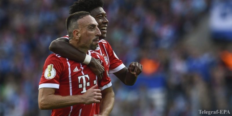 Еще б за хвостик ее дернул! Игрок «Баварии» развязал шнурок на бутсе арбитра