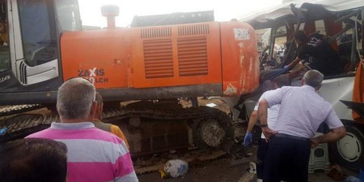 В Турции кран упал на микроавтобус – погибло 7 человек, 11 получили травмы