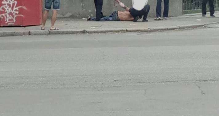 В Николаеве неудавшийся самоубийца с перерезанными венами сбежал из «скорой». Но его догнали патрульные и вернули врачам