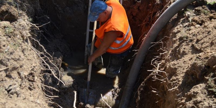 Ликвидация утечки «Николаевводоканалом» на ул.Южной: хомут установили, но труба-то продолжает ржаветь
